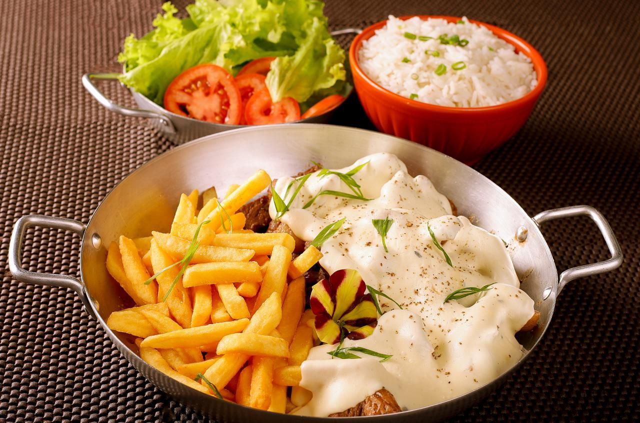 PICANHA EM TIRAS COM CREME DE QUEIJO E FRITAS